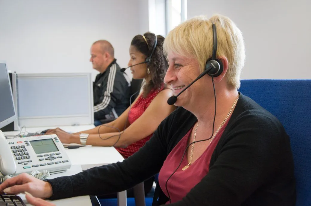 Agentes et agents du Contact Center de l’ADEM au téléphone